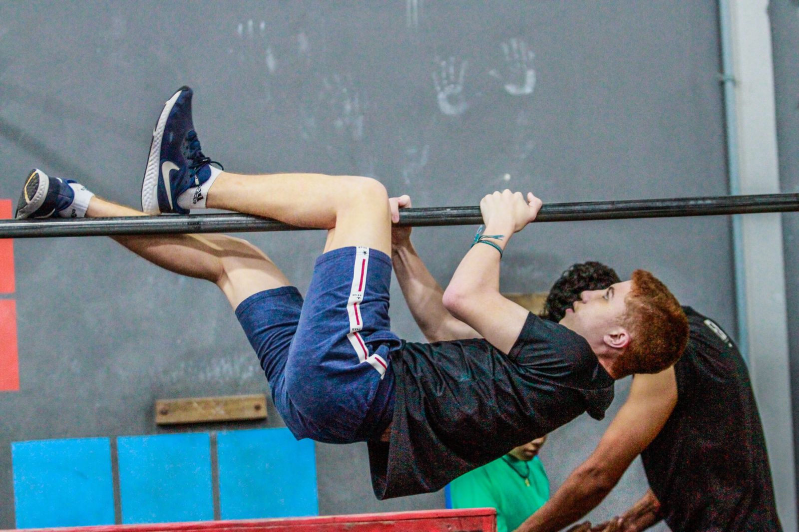 Aluno passando pela barra durante o treino